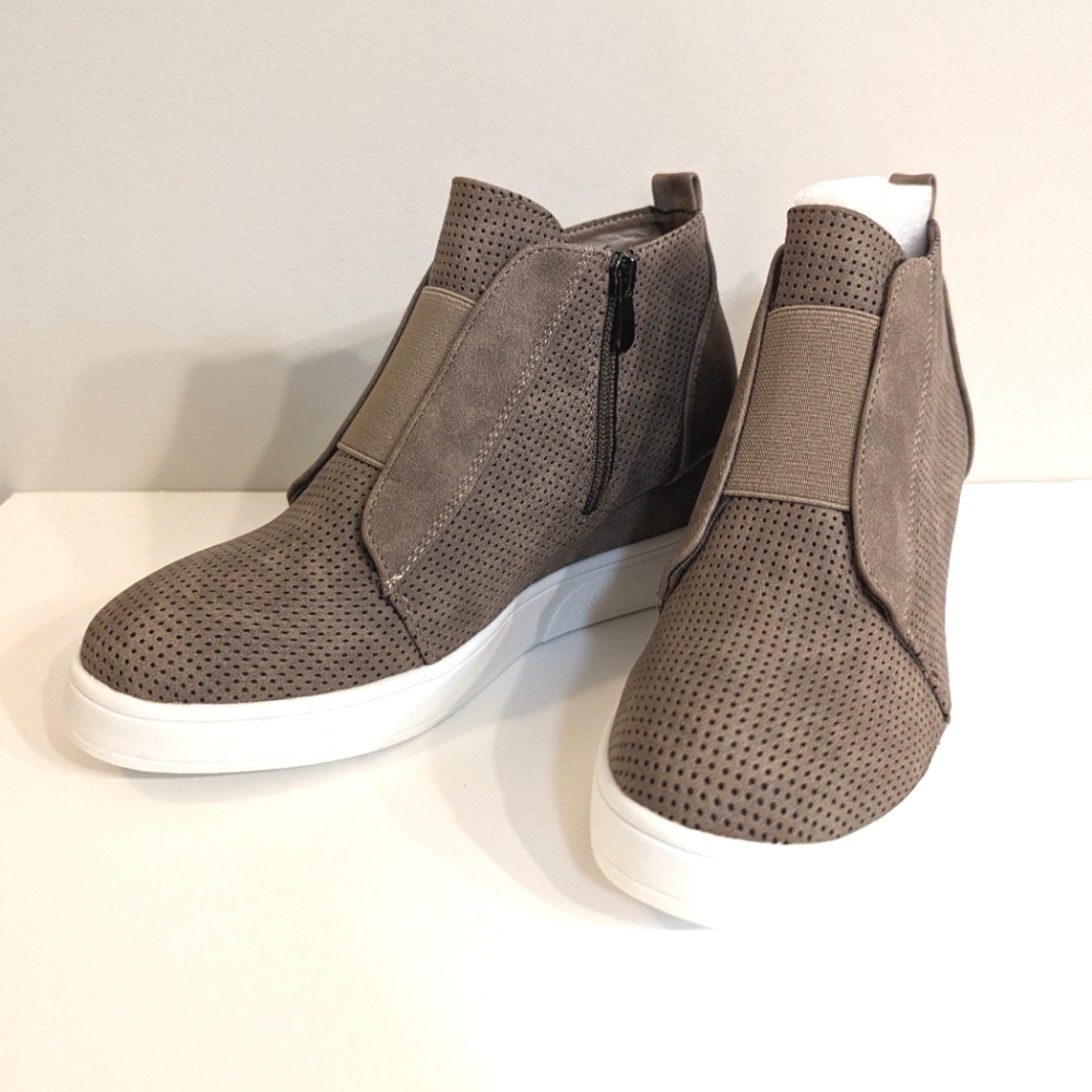 NWT Journee Collection Clara Wedge Sneaker, Taupe Women's Size 9